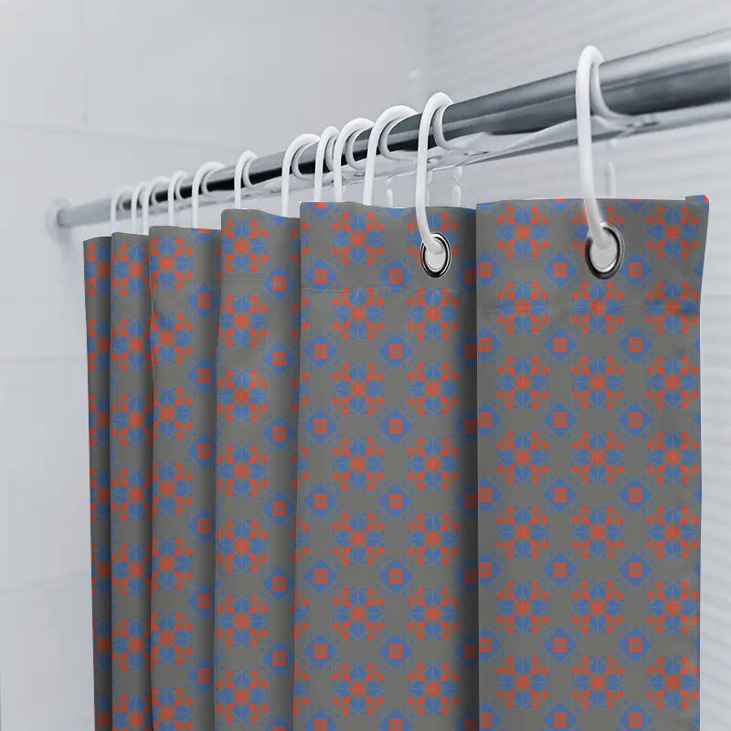Dekorieren Sie Ihr Badezimmer mit diesem stilvollen Duschvorhang mit einem auffälligen rot-blauen Muster auf grauem Hintergrund.