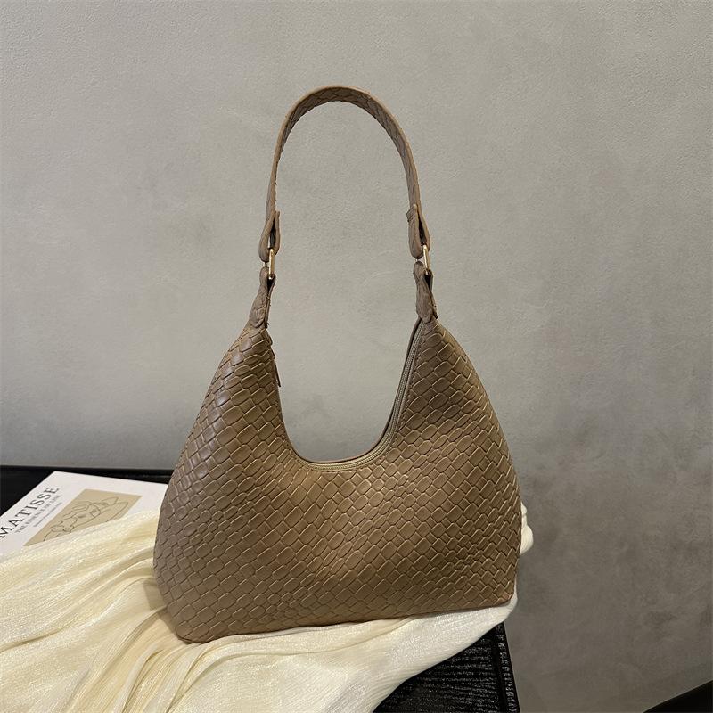 Summer new retro simple casual versatile high texture temperament atmospheric portable shoulder underarm bag women