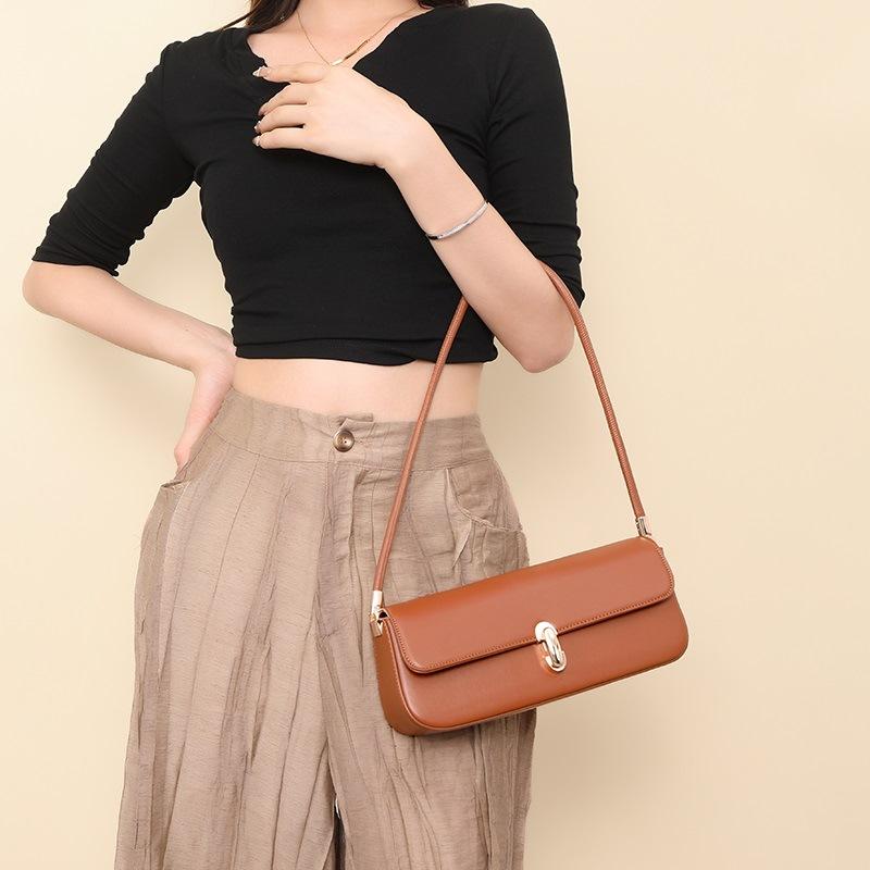 High-end French Baguette Bag, A Niche Commuter Underarm Bag for Women, and A Versatile Shoulder Bag