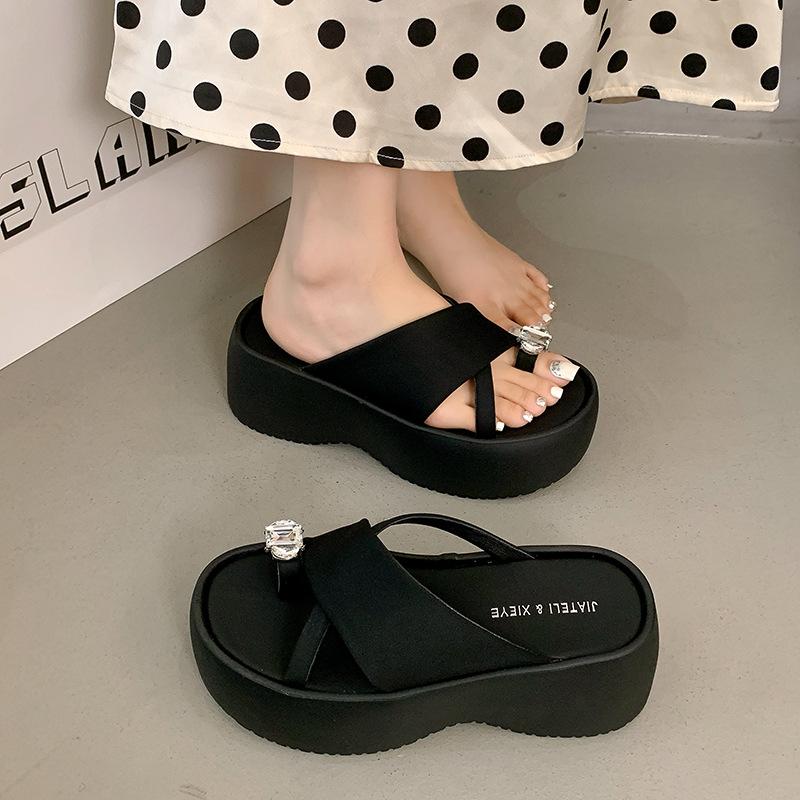 Muffin bottom slippers women's 2025 new outer wear fashionable summer fashionable high sense beach toe thick bottom sandals