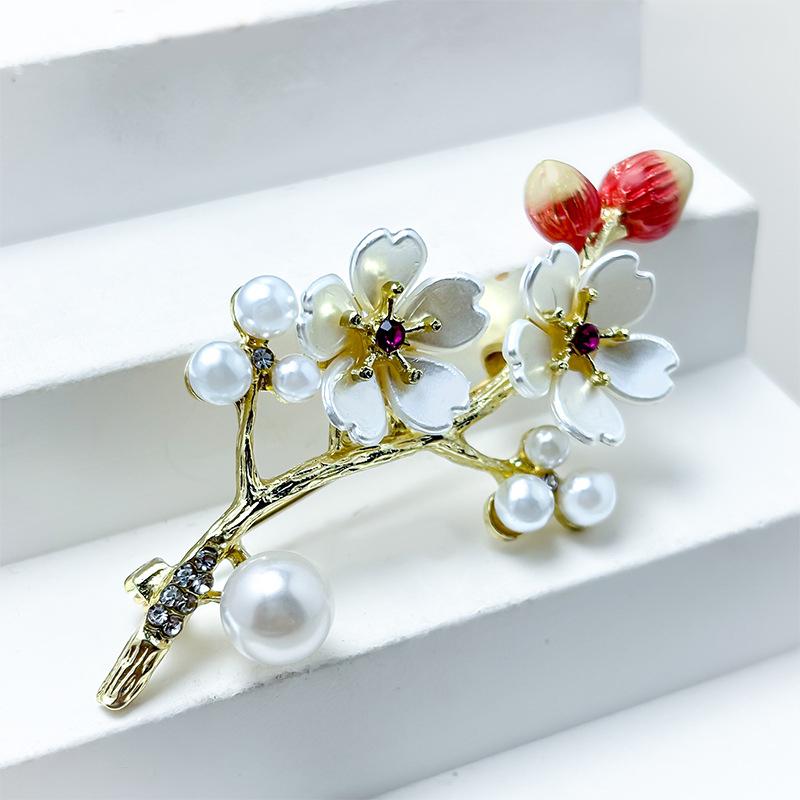 High-End Temperament White Plum Blossom Brooch Ladies Light Elegant Luxury Pins Plant Antique Floral Accessories Jewelry Gifts