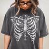 Tričko s žebrovým skeletem - Halloweenské tričko Comfort Colors, Tričko s kostlivcem jako kostýmem, Tričko s lebkou ve stylu grunge, Alternativní Y2K Goth styl, Grafické tričko s lebkou