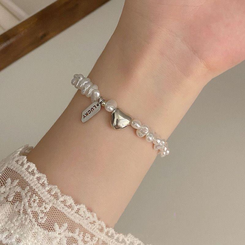 Elegant and Fashionable Irregular Imitation Pearl Heart Bracelet, Suitable As An Anniversary Gift for Girlfriends