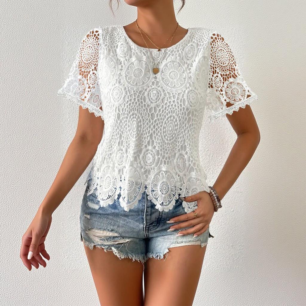 Casual dames T-shirt met ronde hals, kanten details en korte mouwen.