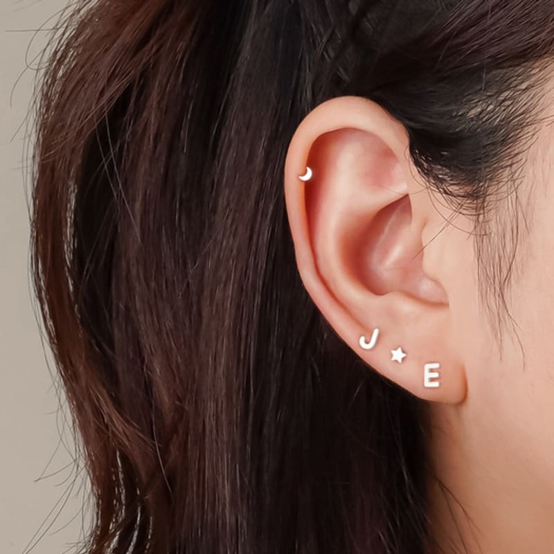 

JEWNEL (1+1)Silver 925 Initial Alphabet Friendship Item Silver Thin Needle Silver Piercing (A~Z) Z