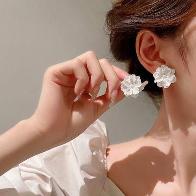 Koreanische Retro-Ohrstecker mit weißen Blumen im französischen Stil - Klassischer Nischen-Ohrschmuck