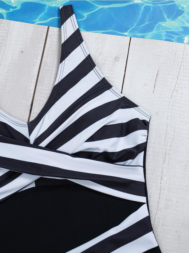 Black And White Printed Cross Gathered Integrated One Piece Bikini Swimsuit Women Fashion Beach Vacation Elegant Wear