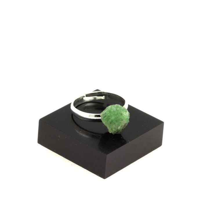 Pierres et Minéraux. Bague Grenat Tsavorite brut plaqué argent. 10.67 ct. Taille réglable.