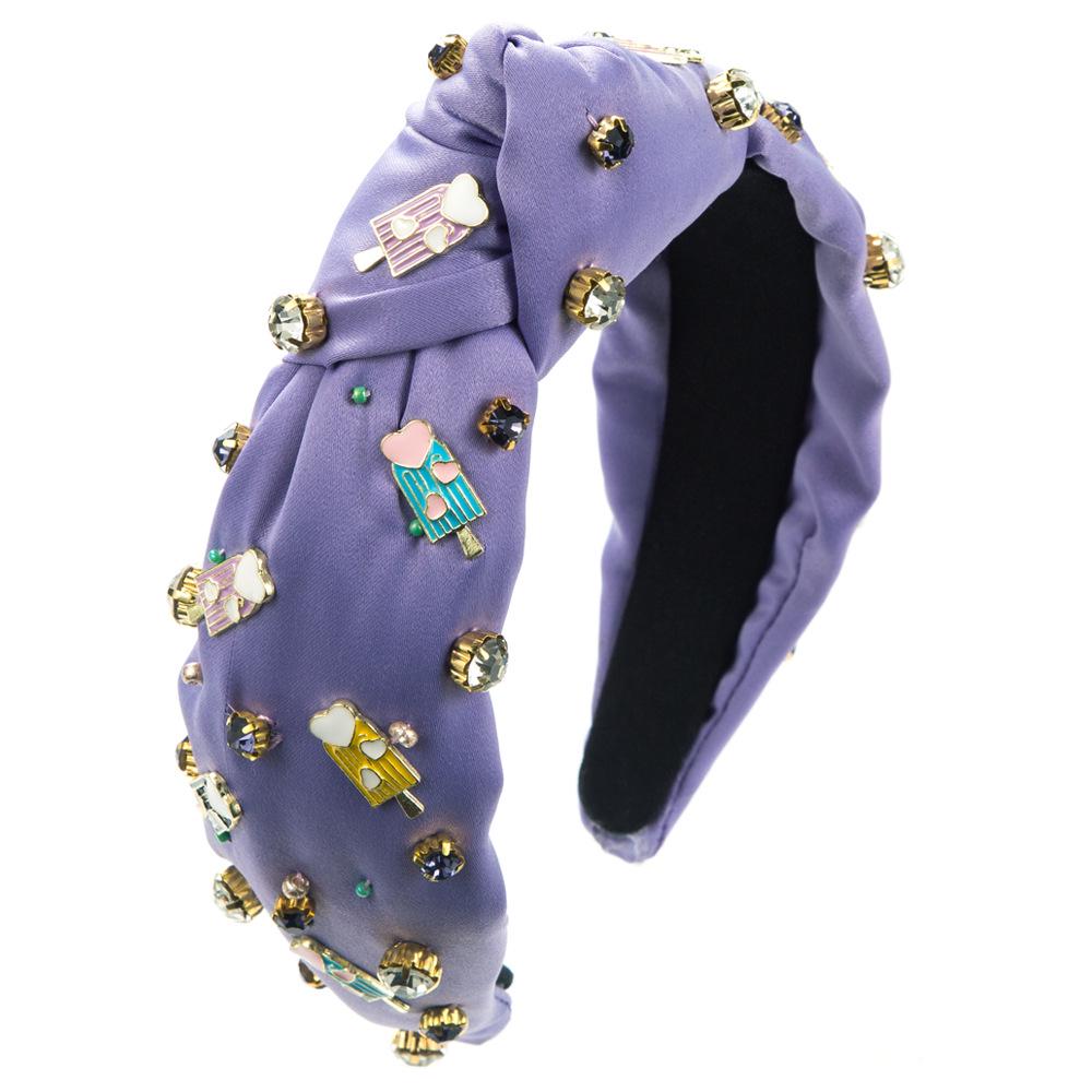 

Весенняя повязка на голову в стиле барокко с пришитыми вручную драгоценными камнями и жемчугом — уникальный аксессуар для волос, вдохновленный мороженым