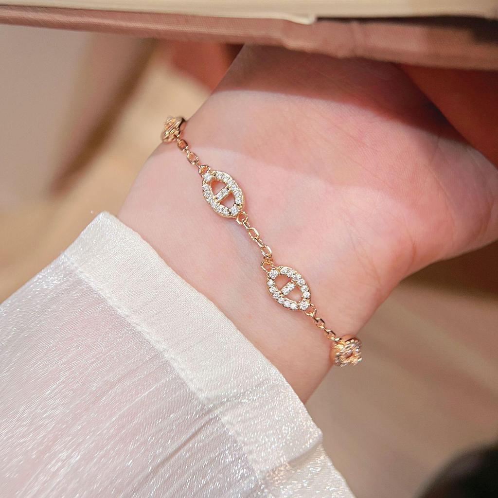 Exquisite Full Diamond Pig Nose Bracelet - Delicate Light Luxury for Women, High-End Niche Fashion Accessory.