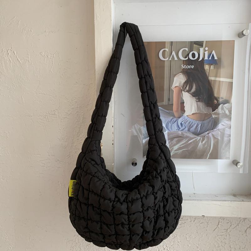 

New pleated cloud bag fashionable single shoulder portable dumpling bag large capacity down cotton underarm women s bag чорний