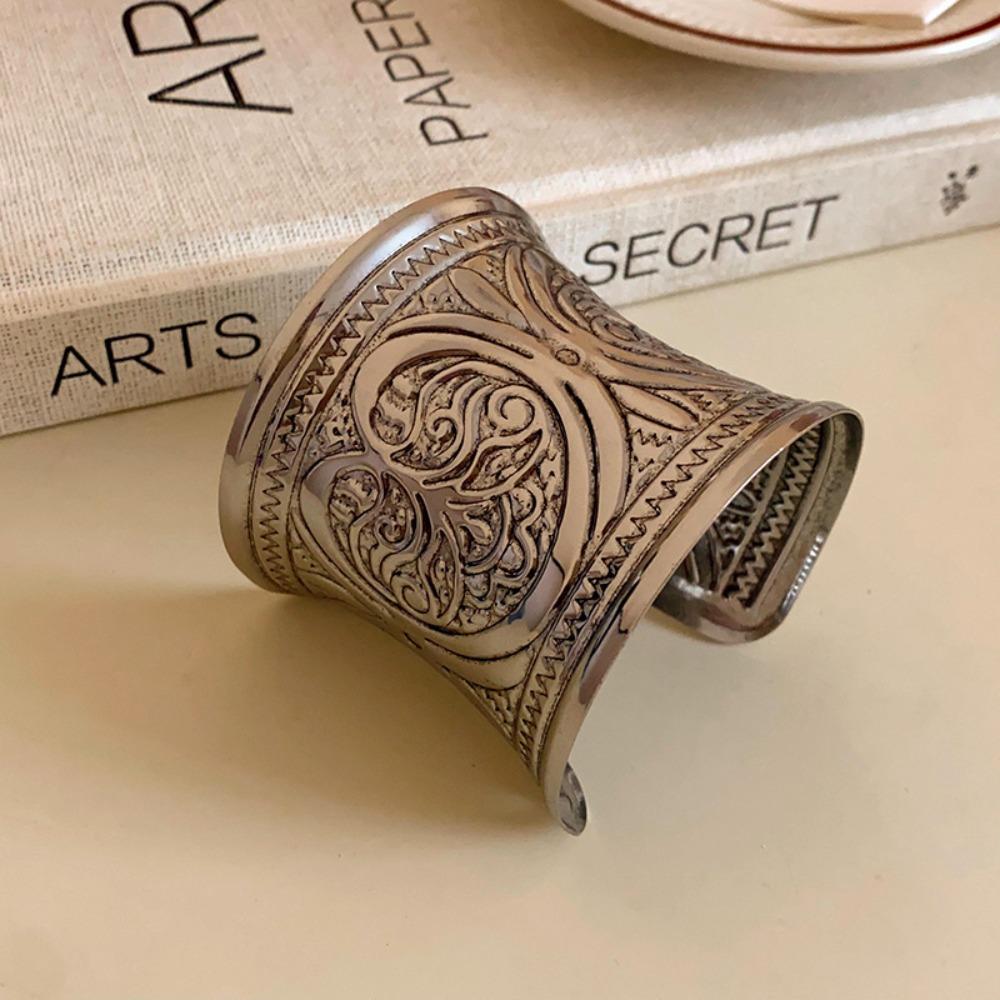 European and American Simple Bracelets, Arm Rings, Niche Cold Wind Temperament Bracelets, High-end Sense and Versatile Jewelry.