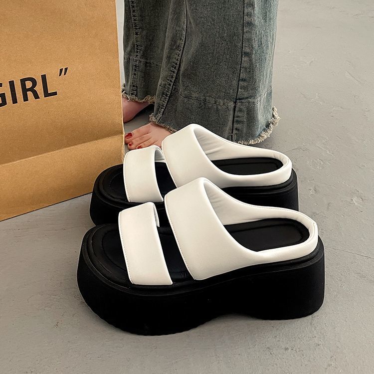 Jedno slovo tlusté dno zvýrazňující pantofle dámské letní oblečení móda 2025 nové internetové celebrity plážové volnočasové super ohnivé sandály