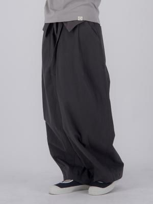 Loaegsyueol Workroom Fold Balloon Pants_Charcoal