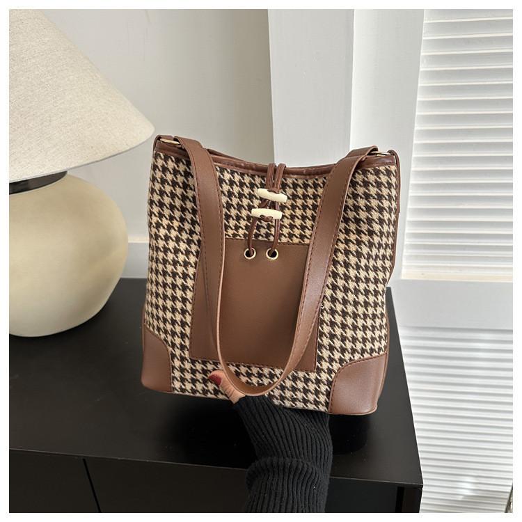 

Chic Nylon Shoulder Bag With Inner Zipper Pocket For Daily Commuting коричневий