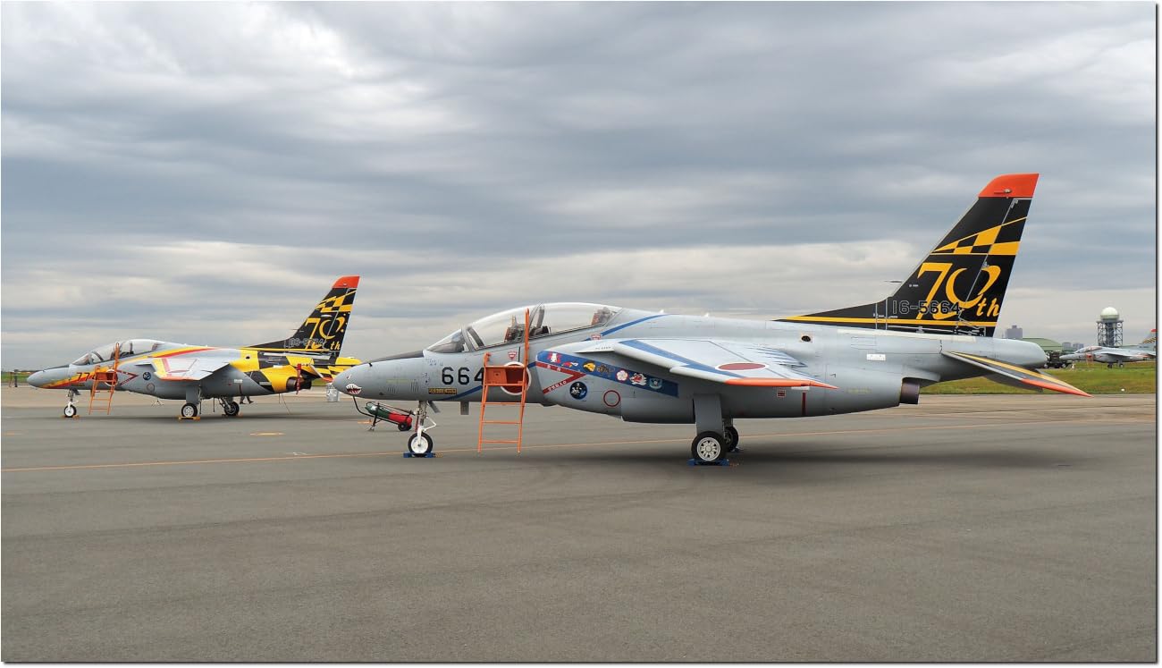 

PLATZ 1/100 JASDF T-4 Авиашоу Хамамацу 70-летие JASDF Набор из 2 окрашенных пластиковых моделей BLU-9 (Самолет)