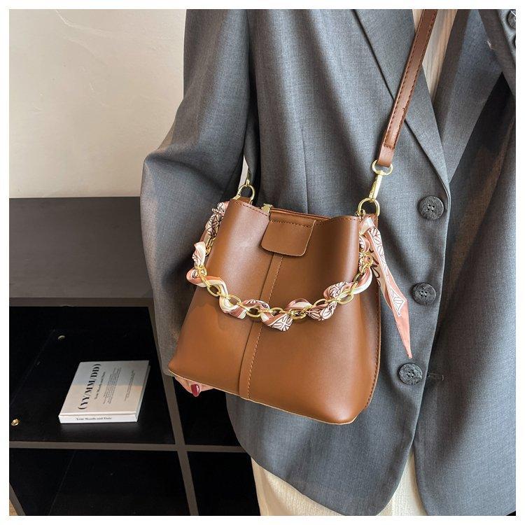 Vysoce kvalitní texturovaná malá taška pro ženy, letní crossbody taška, niche řetízková kabelka do ruky