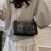 Foreign trade women's bag 2025 new literary and artistic national style embroidery thread shoulder bag fashionable retro messenger chain small square