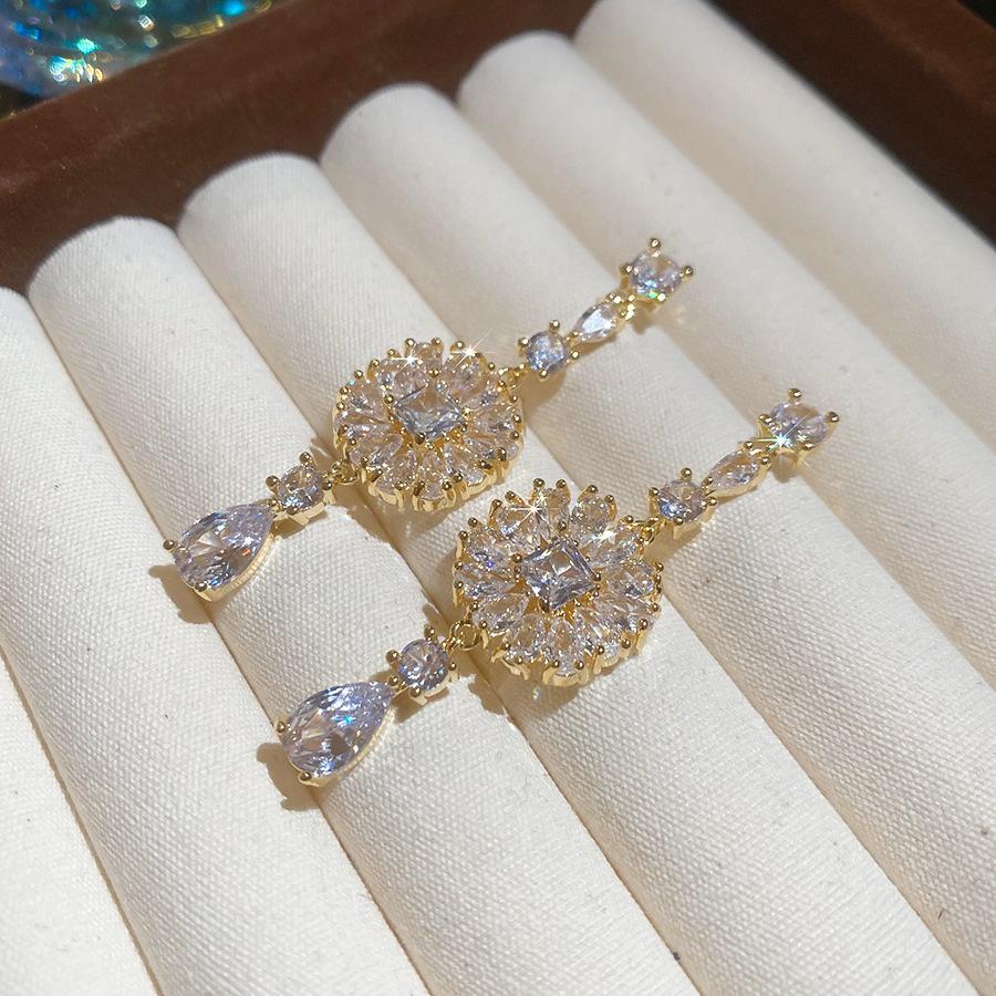 Round water drop fringed stud earrings, court style temperament, niche earrings, earrings, light luxury earrings.