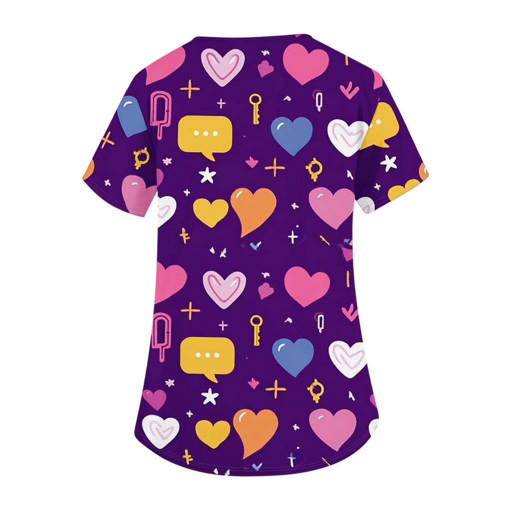 Modisches Damen-Arbeitsoberteil mit V-Ausschnitt und kurzen Ärmeln, Seitenschlitzen, Taschen und verziert mit Valentinstag-Herzelementen und Herzprints.