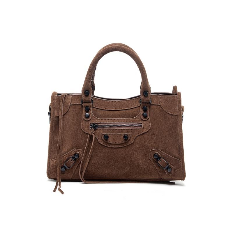

Rivet locomotive bag, versatile style, underarm tote bag, new souvenir, genuine leather, high-end women s large-capacity handbag.