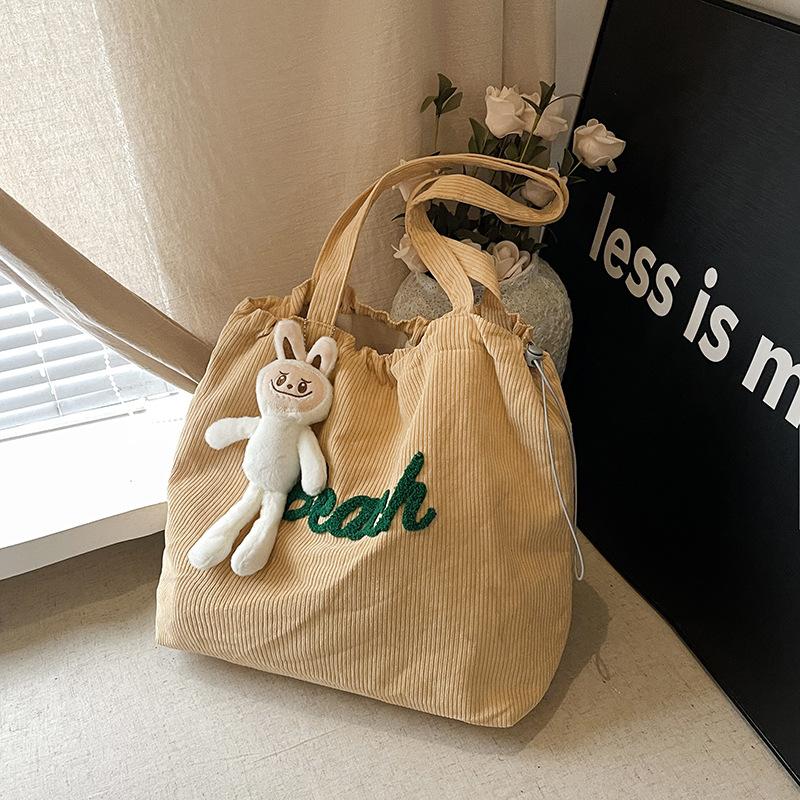 

New autumn and winter large-capacity corduroy pure cotton shoulder bag versatile student tote bag letter embroidery no pendant жёлтый