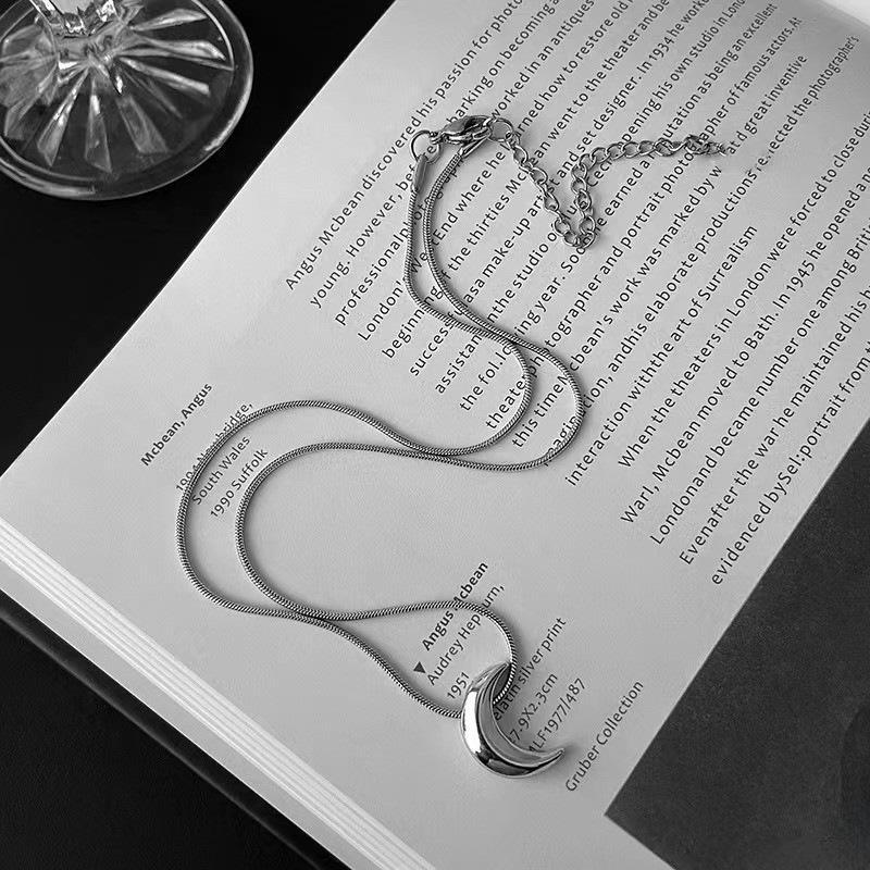 Elegant Silver Crescent Necklace for Women - Light Luxury Niche Clavicle Chain, 2025 Collection.