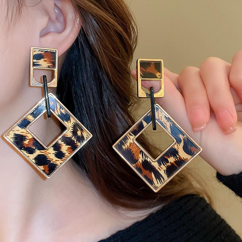 

Сережки-пусети з епоксидної смоли та штучної шкіри Срібна голка з леопардовим принтом, геометричним та квітковим візерунком – Висококласна осінньо-зимова мода для жінок