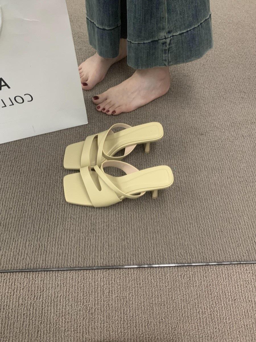 

French gentle evening breeze open-toed square slippers women s summer wear 2025 new beautiful thick heel high heel sandals 40