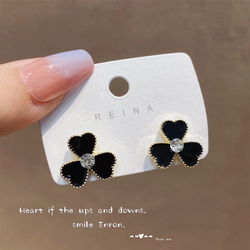 Boucles d'oreilles de luxe tendance 2024 accrocheuses pour femmes: Boucles d'oreilles à clous tendance et polyvalentes pour l'automne et l'hiver