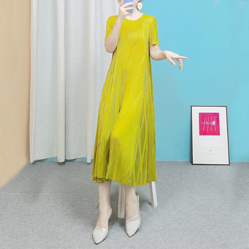 

Платье миди плиссированное жаккардовое с коротким рукавом приталенного силуэта (Средняя длина, 2025) One Size