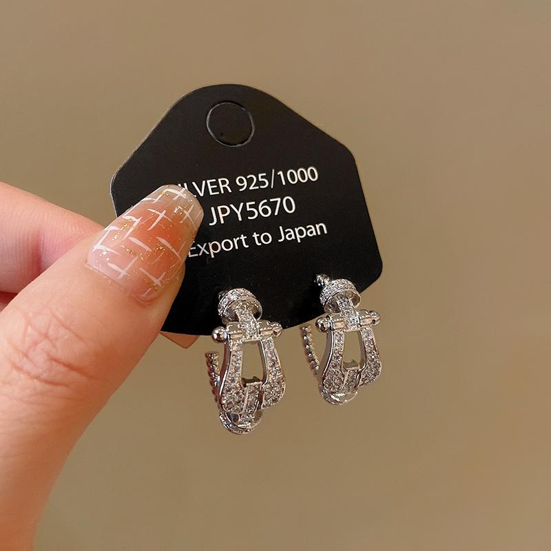 Silver needle zircon fashion horseshoe buckle earrings Korean simple temperament stud earrings personalized design sense versatile earrings