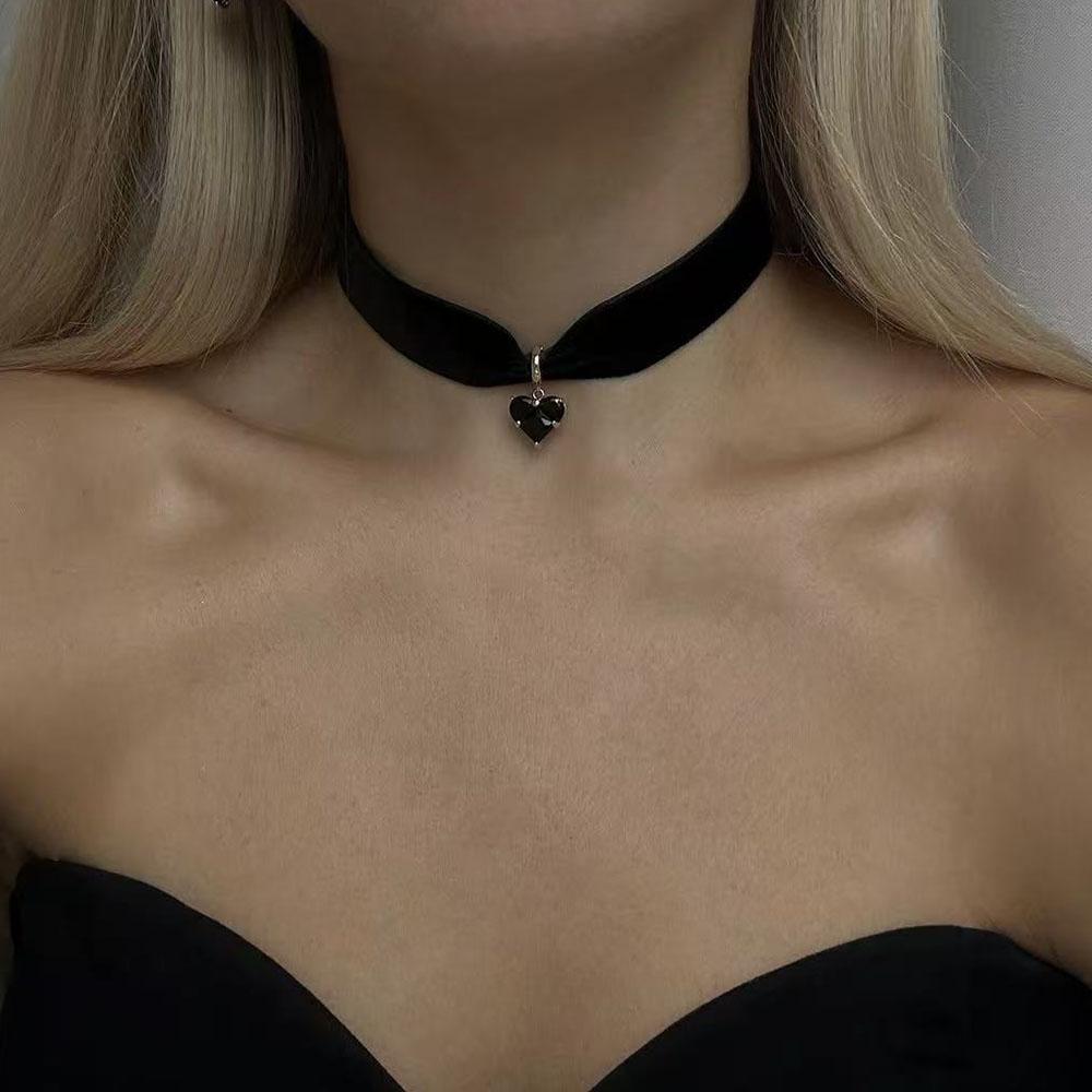 Classic Gothic Tattoo Velvet Choker Necklace Red Zircon Heart Pendant Necklaces For Women Jewelry Valentine's Gift N0544