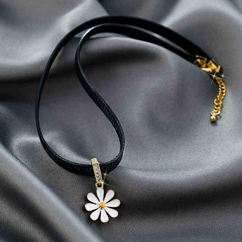 Daisy Necklace, Women's Collarbone Chain, Ethereal and Simple Style, Black Leather Rope Necklace
