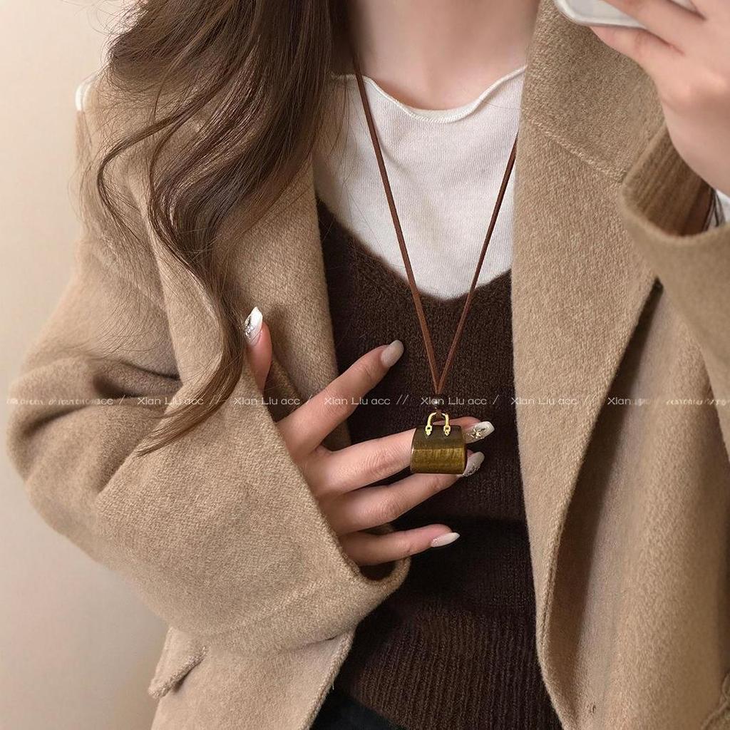 Korean Velvet Cord Tiger Eye Stone Pendant Necklace for Women – High-End Niche Design, Perfect for Autumn and Winter Sweaters.