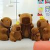 Capybara Plüschtier Set Mama mit 4 kleinen Capybaras Capibala Plüschpuppen Stofftierkissen Schildkrötenrucksack Autodeko