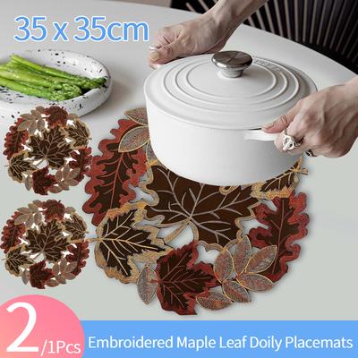 1/2 Stück Besticktes Thanksgiving-Platzset mit Spitze Herbst Ahornblatt Hohlstickerei Tischläufer für Esstischdekoration