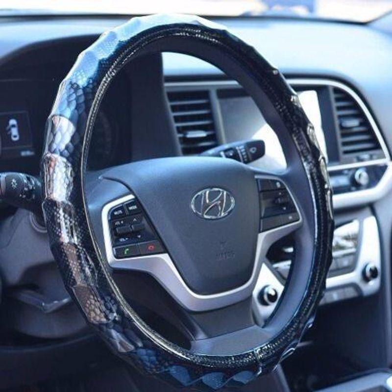 New Snake-Pattern Pu Steering Wheel Cover, Bright Leather Handle Cover for Cars, Universal for All Seasons, Non-Slip Car Steering Wheel Cover