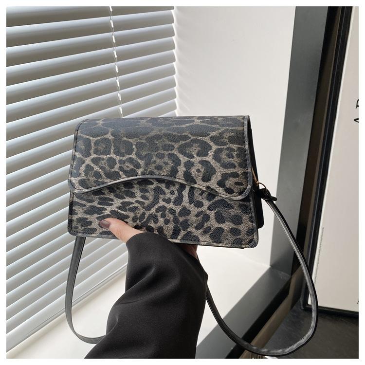 

Bag women s bag 2025 new casual foreign style small square bag European and American fashion personality trend women s shoulder messenger bag чёрный