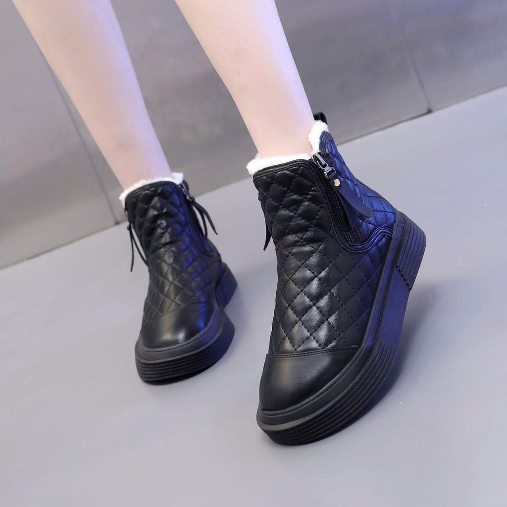 Black Round Toe Waterproof Ladies Shoes Flat Leather Women'S Snow Boots Y2K Winter Furry  Novelty Booties On Promotion