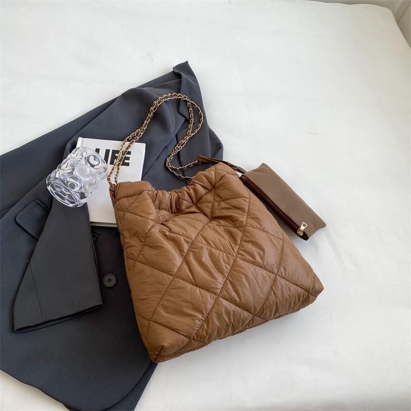Trendige Schulter-Tragetasche für Damen in Schwarz, Beige, Grün und Fuchsia für den Herbst