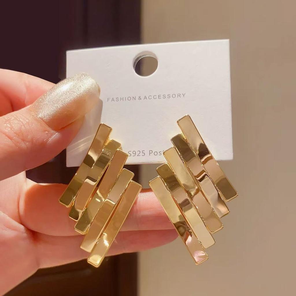Exaggerated Geometric Striped Large Earrings for Women, Retro and Cool Style Design, Earrings with Temperament and Earrings