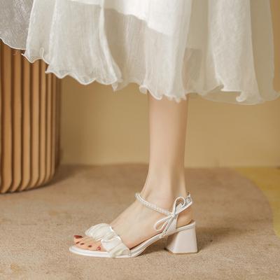 Sandalen mit grobem Absatz Damen Sommer neu Schleife eckige Zehenpartie Perle Ein-Wort-Schnalle mit High-Heel-Sandalen Damen