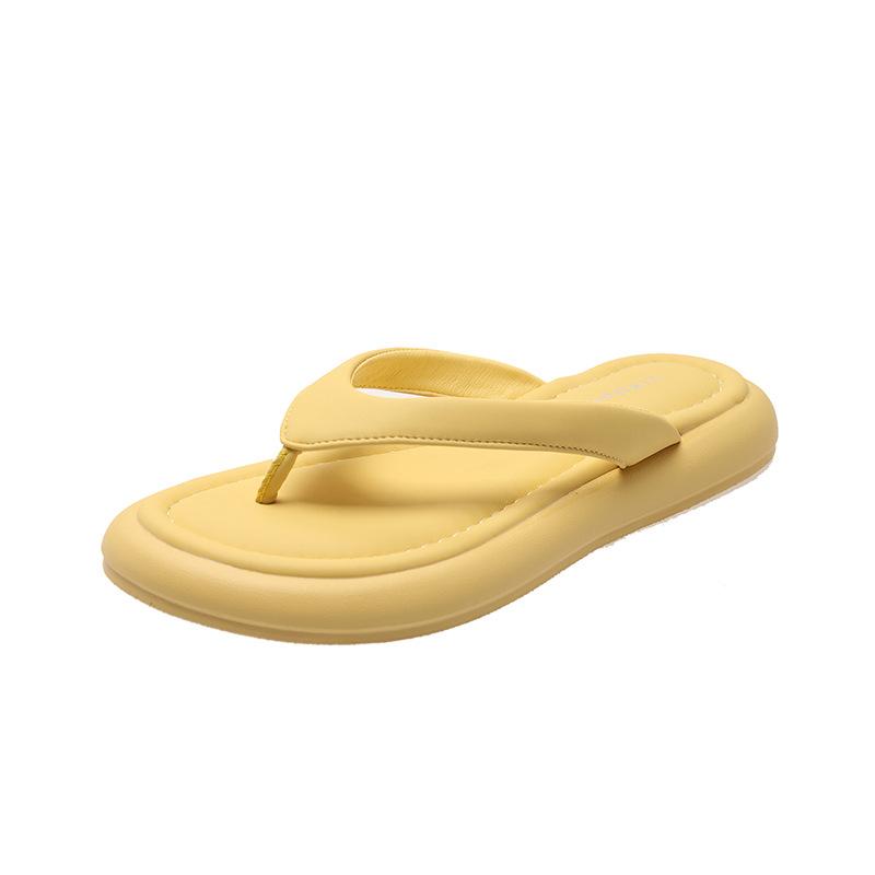 French Xiaoxiangfeng thick-soled sandals women's outer wear in the summer of 2025 new simple with skirt flip-flops