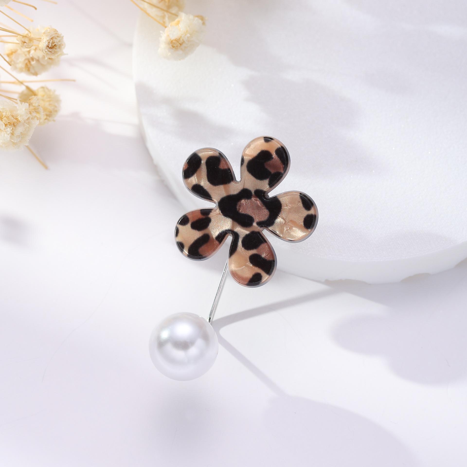 Elegant Asymmetrical Leopard Print Acrylic Brooch with Flower and Puppy Design