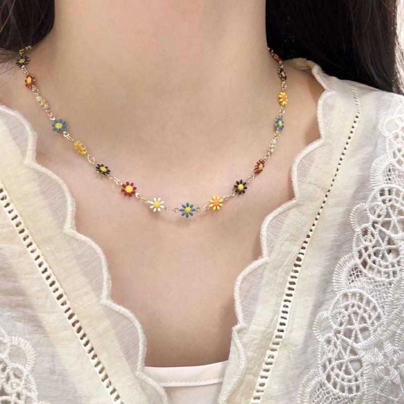 Color niche necklace women~ small fresh daisy flower bracelet neck chain wind contrasting color design collarbone chain accessories