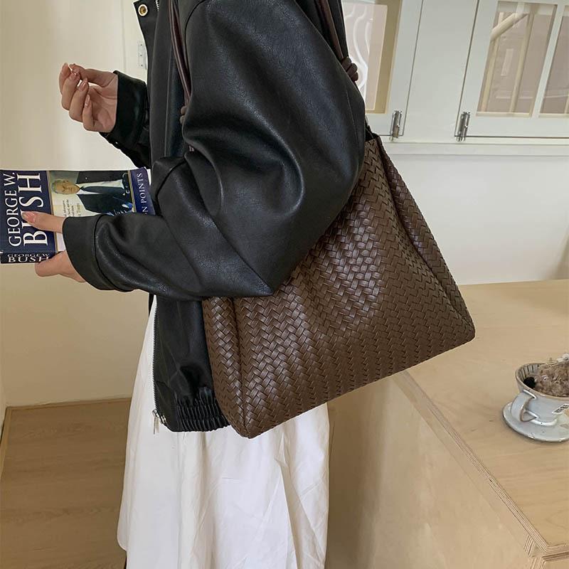 

Сумки Женские сумки-тоут Большая вместимость мессенджер 2025 Новые ретро универсальные сумки через плечо Популярные сумки-ведра в этом году темно-коричневого