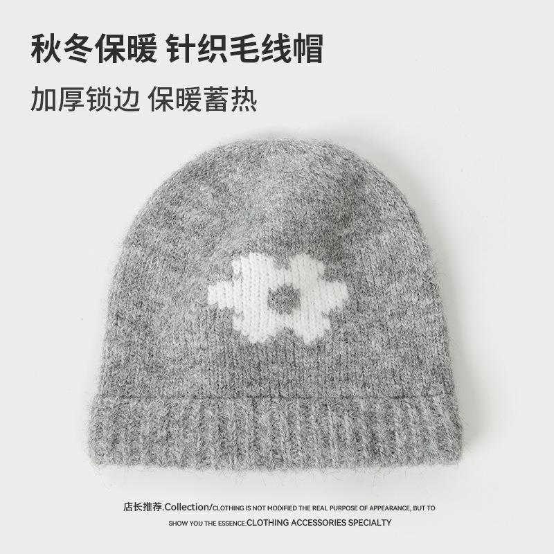 

Сладкая маленькая шапочка из вязаной шерсти с цветком, детская, осенне-зимняя, теплая, с защитой ушей, закрывающая голову, подчеркивающая лицо, маленькая шапка-пуловер, холодная шапка Average Size (55-58cm)