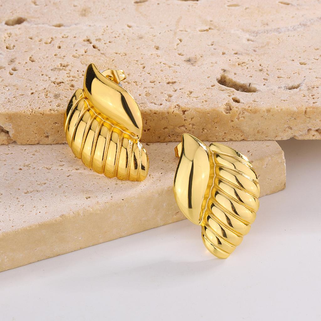 Light luxury earrings temperament niche design feeling maple leaf earrings titanium steel plated 11k gold Internet celebrity electroplated earrings