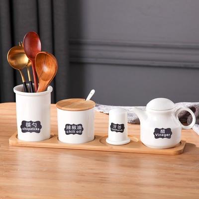 Keramická sada kořenek s bambusovým podnosem – Nádoby na sůl, cukr, koření s víčkem a lžičkou